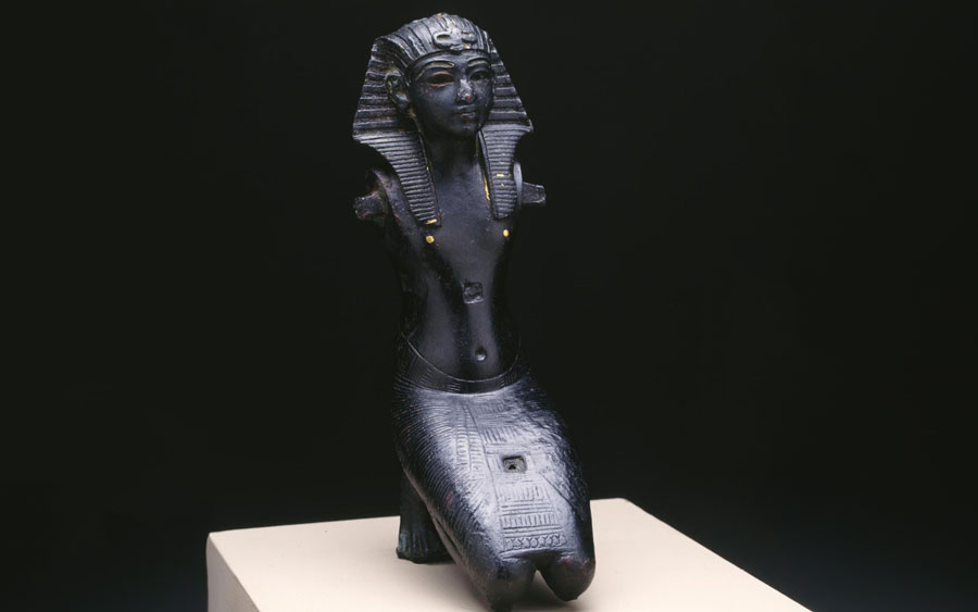 Statue of kneeling Tutankhamun.